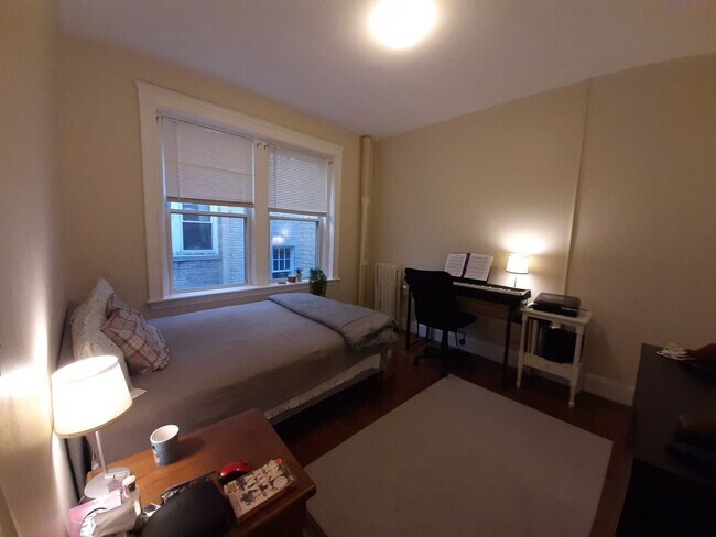 Primary Photo - 2 Bed Split (Or 1-Bed with Living Room) w ...