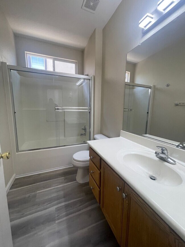 Building Photo - Beautiful 4 Bedroom Close to Downtown Brentwood!