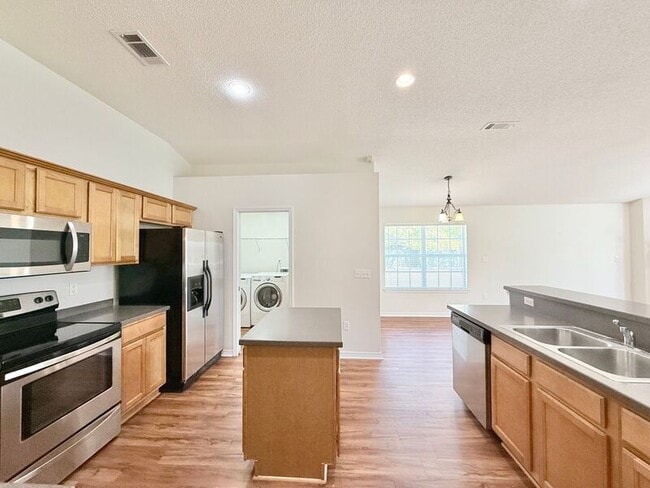 Building Photo - 5851 Chi Chi Cir