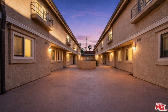 Building Photo - 420 Riverdale Dr