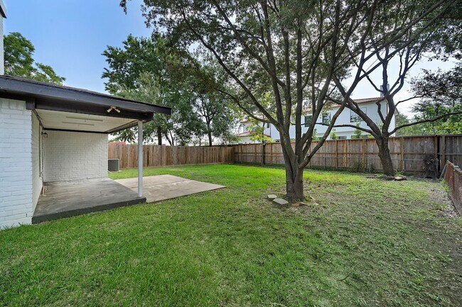 Building Photo - 1714 Huge Oaks St