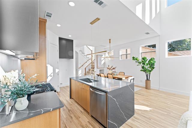 Building Photo - 2315 S Vernon Ave