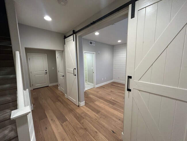 Building Photo - Brighton Oaks Beauty Just Steps from Downt...