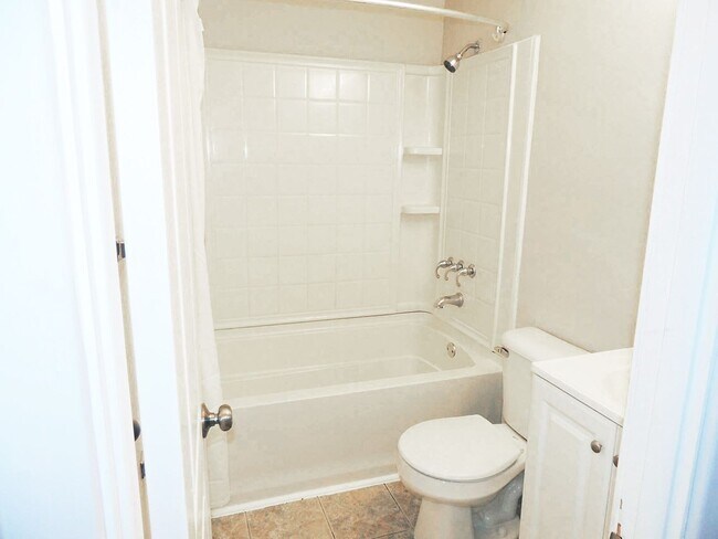 Building Photo - 4 Bed - 2 Full Bath Bungalow for Rent in Willowick!