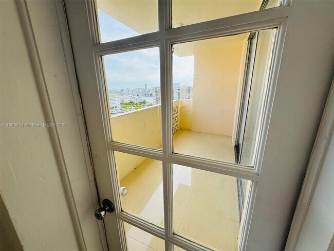 Building Photo - 1833 S Ocean Dr