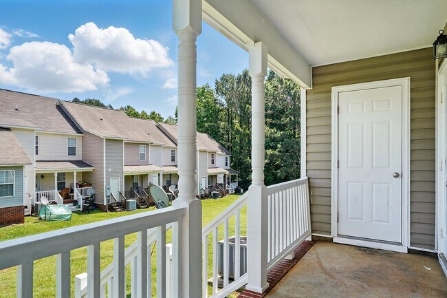 Building Photo - GREAT TOWNHOME- Come see it today!