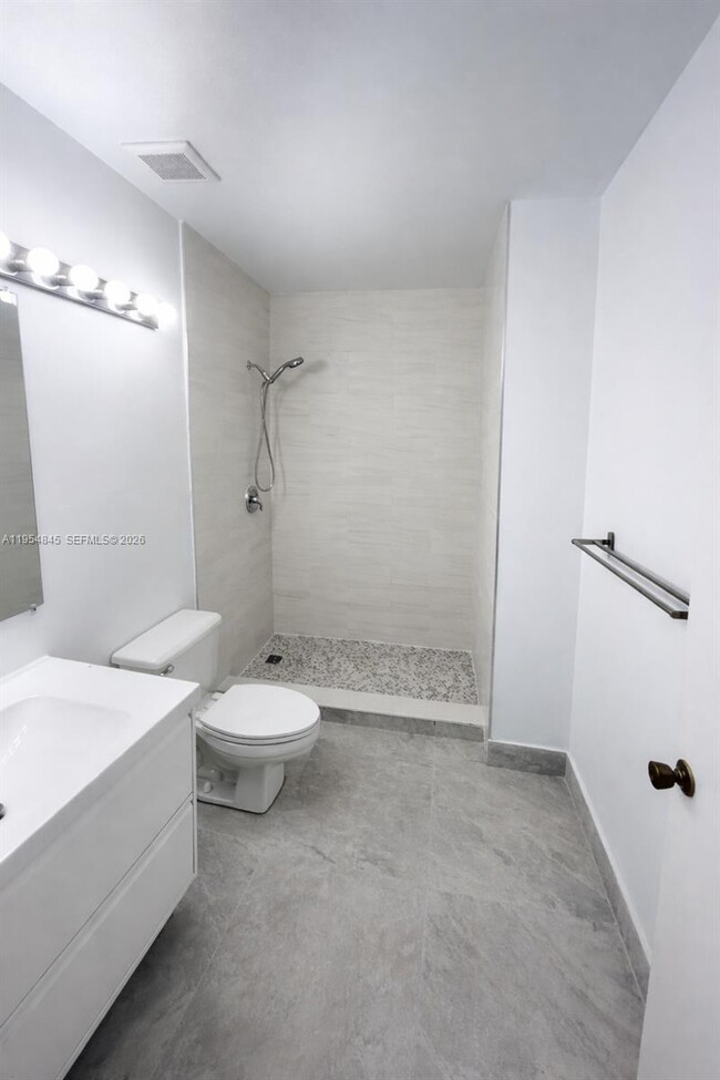 Building Photo - 561 Racquet Club Rd