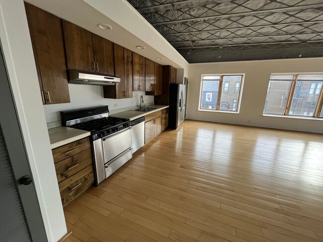 Building Photo - 10 E Broadway