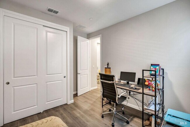 Building Photo - 327 Pear Tree Ln