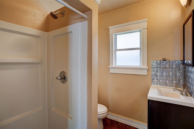 Building Photo - Home and Office potential!