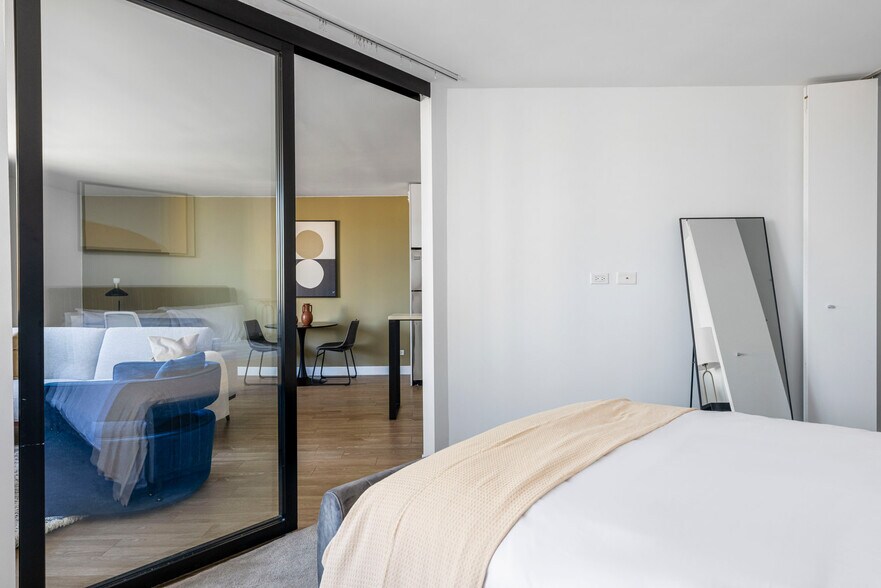 Building Photo - 2625 N Clark St