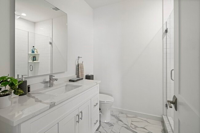 Building Photo - 946 Saratoga St