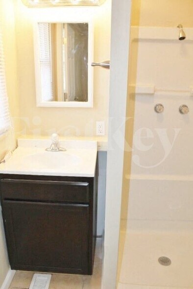 Building Photo - 9404 Granville Pl