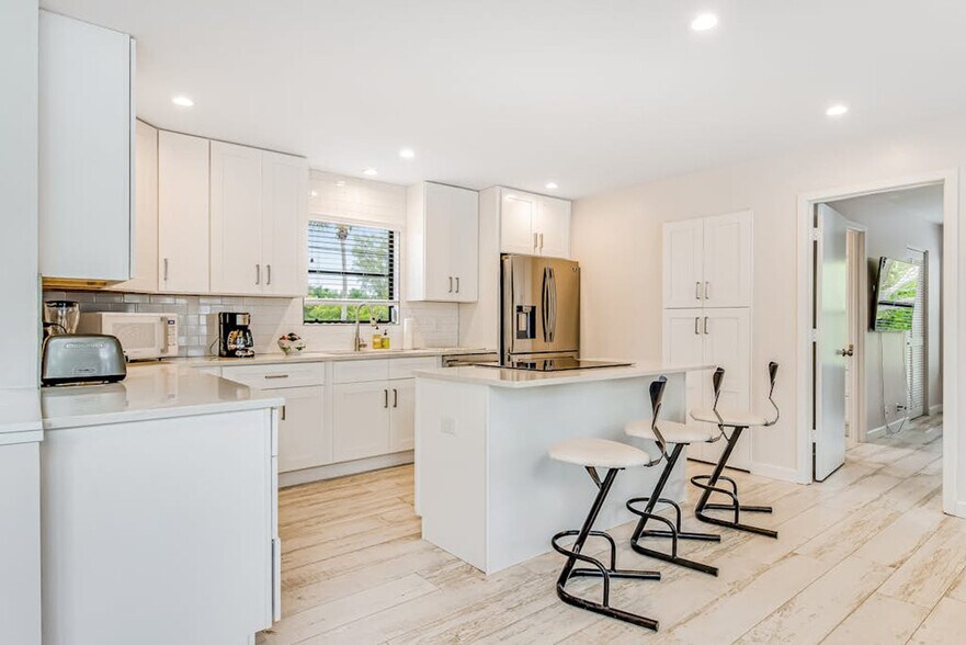 Building Photo - 6997 Longboat Dr S