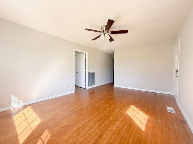 Building Photo - Spacious 3-Bedroom Home with Screened-In Porch and Ample Parking in Cookeville