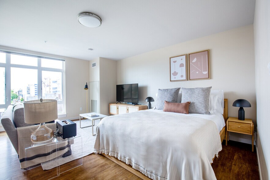 Building Photo - 215 10th Ave E