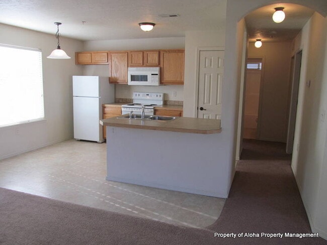 Building Photo - 1049 W Pine Ave