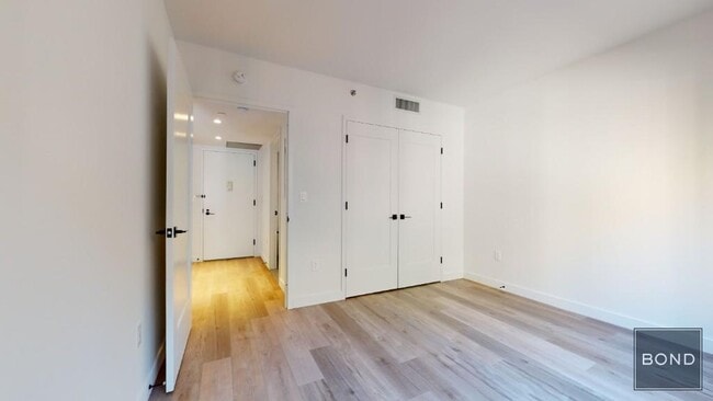 Building Photo - 350 W 45th St