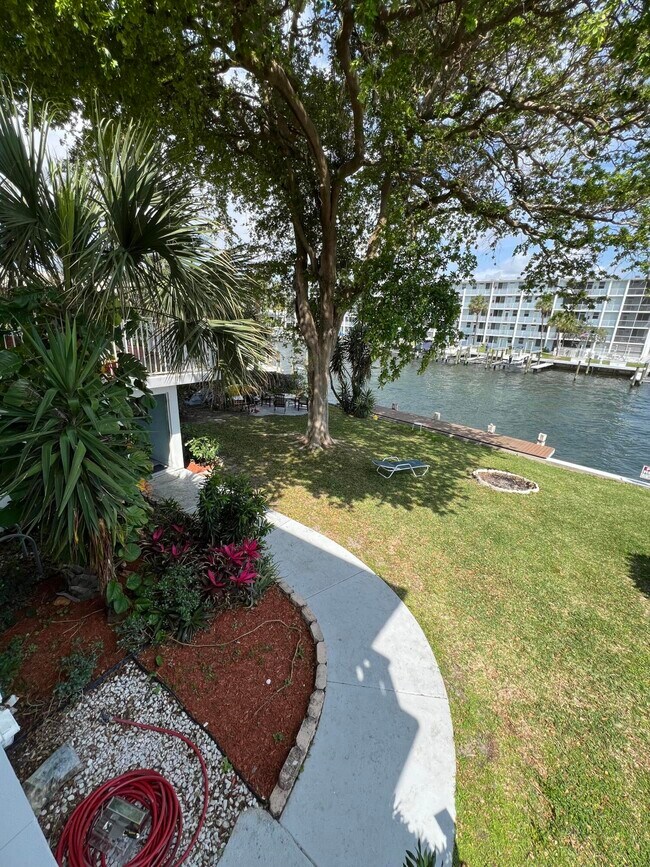 Building Photo - 131 Shore Ct