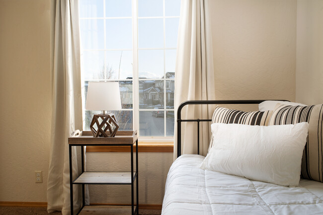 Upstairs Bedroom - Amazing Natural Light - Beautiful Walk in Closet with egress window - 2805 W Dumont Dr