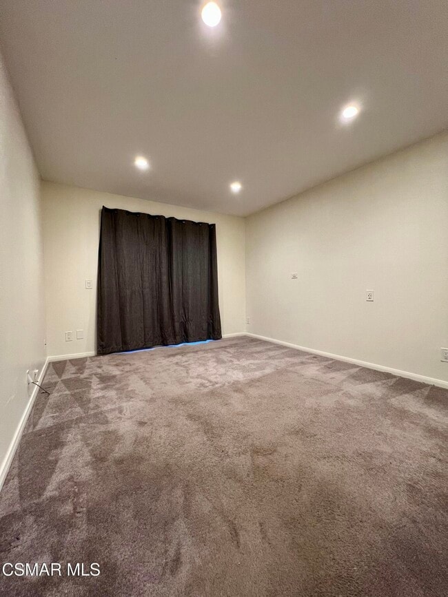 Building Photo - 1342 E Hillcrest Dr