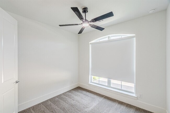 Building Photo - 4878 Limousine Ln