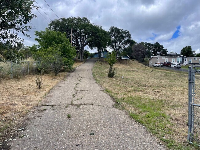 Building Photo - Fresh & Clean 3br with views