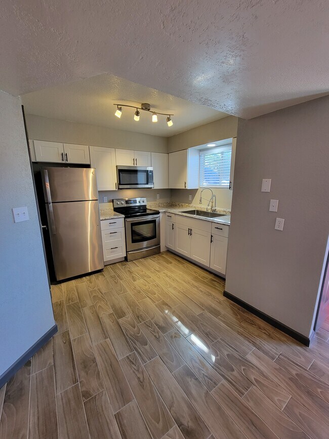 Building Photo - 1736 E Pepper Cir
