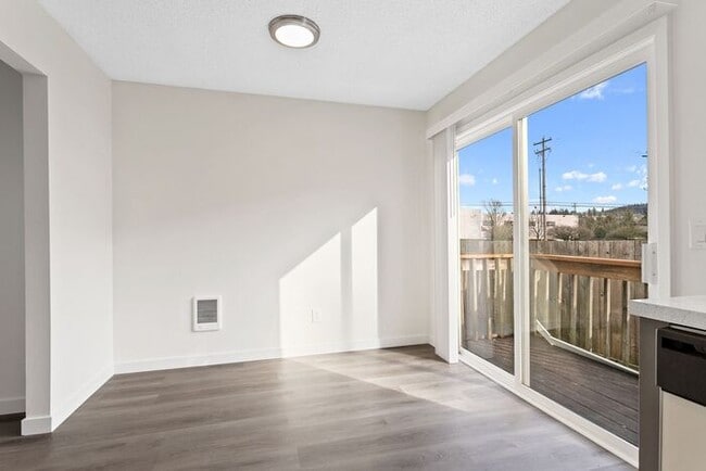 Building Photo - Remodeled 2 bedroom unit and a $1000 Gift card at move in!