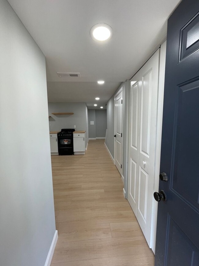 Building Photo - Private Bedroom in Congress Heights!