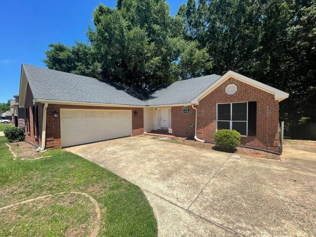 Building Photo - ** 3 Bed 2 Bath located off McQueen Smith ...