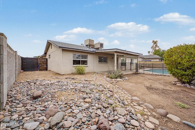 Building Photo - 1134 W Hermosa Dr