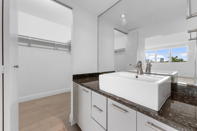 Building Photo - 16546 NE 26th Ave