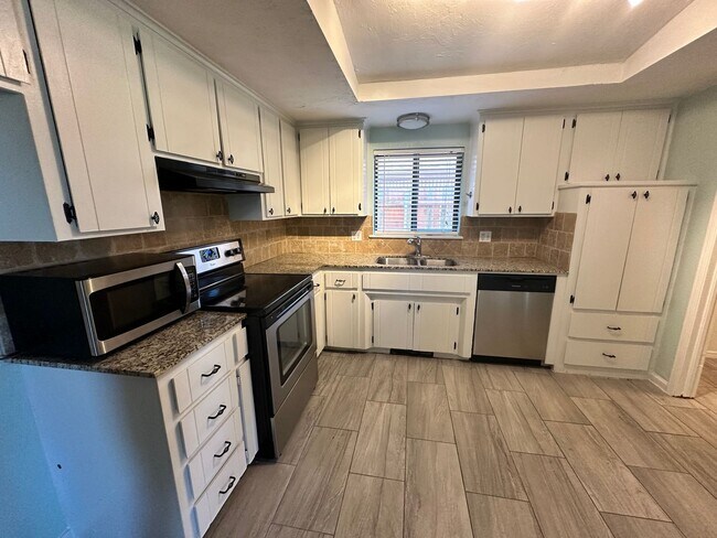 Building Photo - FOR RENT: Charming 3-Bedroom, 2-Bath Home in Yukon! - Move In Deposit-Free! (If Qualified)