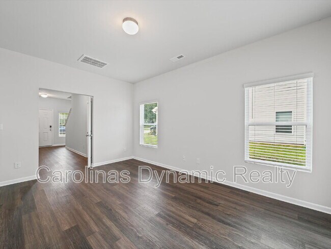 Building Photo - 914 S Battleground Ave