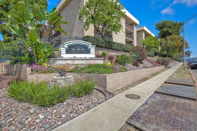 Building Photo - 1/2 off 1st month rent move in special at the Bluffs!!!
