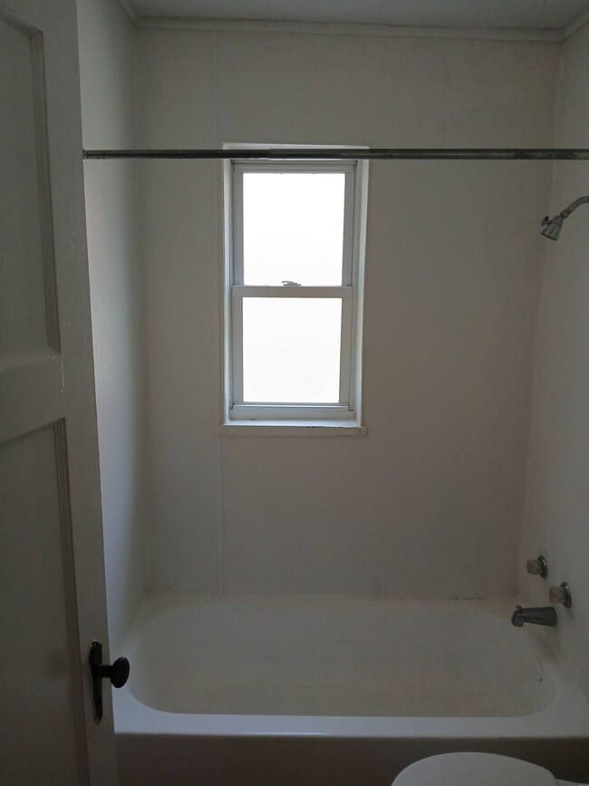 Building Photo - 238 E Beechwood Ave