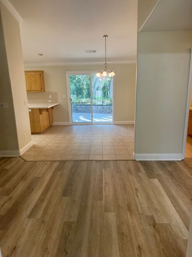 Building Photo - Beautiful South Redding Home