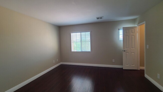 Building Photo - 3 Bedroom home located near Mountains Edge.