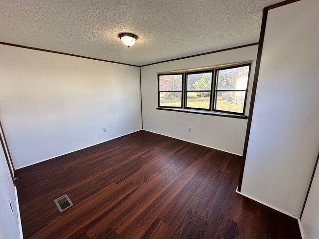 Building Photo - Newly Renovated 2-Bedroom in Rice, VA!