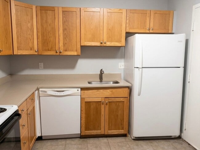 Building Photo - 302 Boston Post Rd E