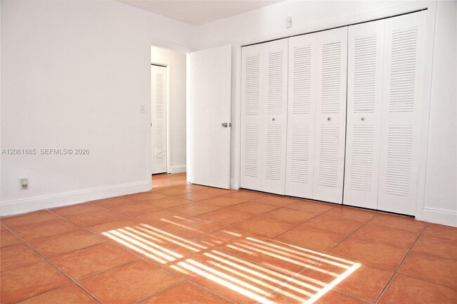 Building Photo - 304 SE 9th Ct