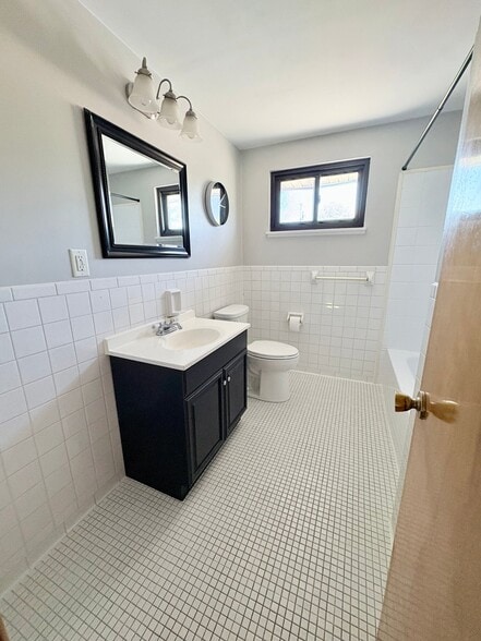 Building Photo - 231 Greenmeadow Dr