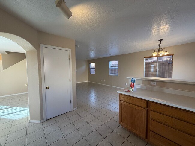 Building Photo - 4 Bedroom Home Available Near Unser Blvd NW & McMahon Blvd!