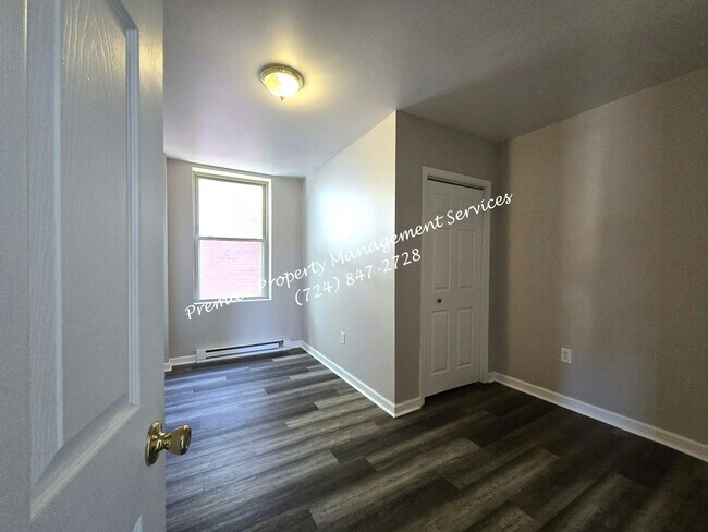 Building Photo - 211 E Wallace Ave