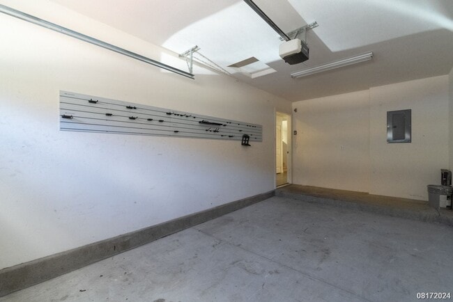 Building Photo - LARGE and SPACIOUS 3bd/3ba/2pkg (SEA COUNTRY) $3900