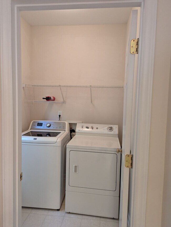 Building Photo - Spacious 4-Bedroom, 3-Bath Home in Parkside!