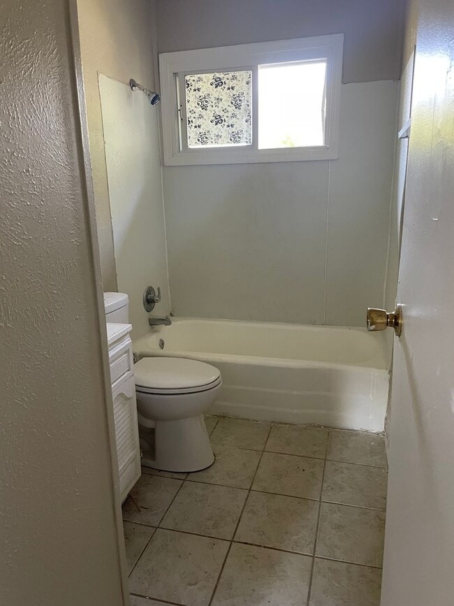 Building Photo - 3 bedroom 1 bathroom