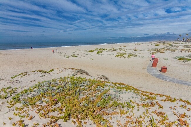 Building Photo - Oxnard | The Colony | 2 Bed + 2 Bath Condo...