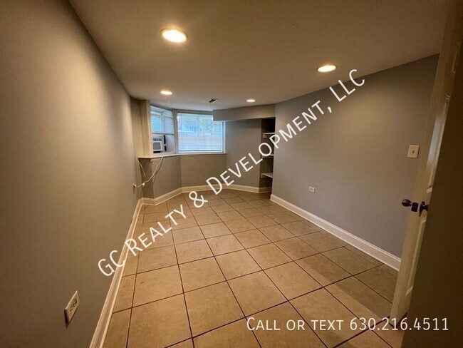 Building Photo - 2717 N Hamlin Ave